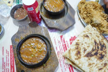 Kahire, Mısır, Saltah kaseleri ve Yemen restoranında düz ekmek..