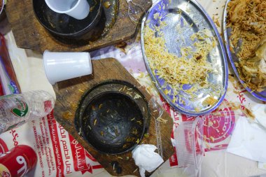 Kahire, Mısır, boş Saltah kaseleri ve Yemen restoranında pirinç..