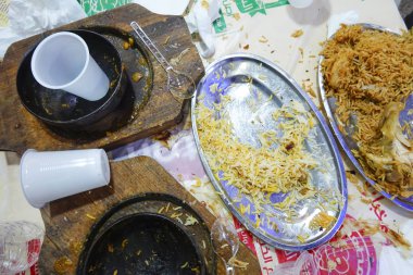 Kahire, Mısır, boş Saltah kaseleri ve Yemen restoranında pirinç..