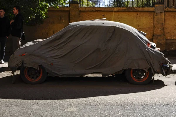 Κάιρο Αίγυπτος Ένα Παλιό Αυτοκίνητο Που Καλύπτεται Ένα Φύλλο Για — Φωτογραφία Αρχείου