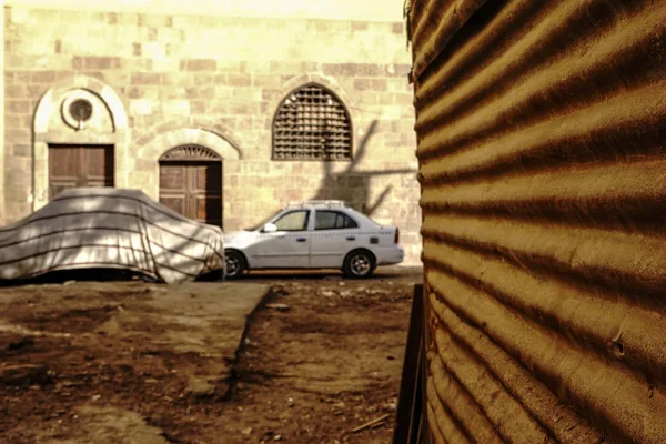 埃及开罗Khan Khalili集市的一条小巷和一辆有盖的汽车 — 图库照片