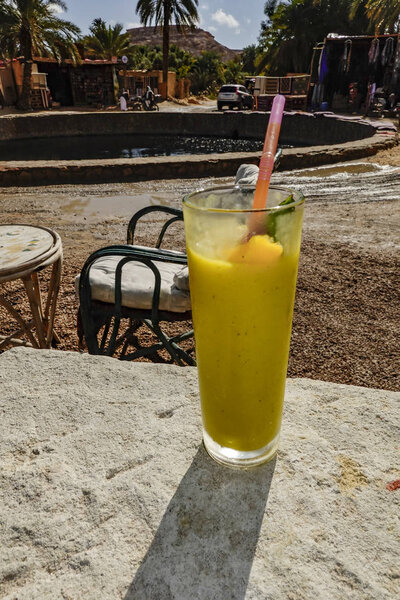 Оазис Сива, Египет Бокал свежего смузи в Клеопатра Спрингс
.