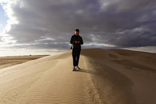 Siwa Oasis Egypt Man Walks Sand Dunes Oasis — ストック写真