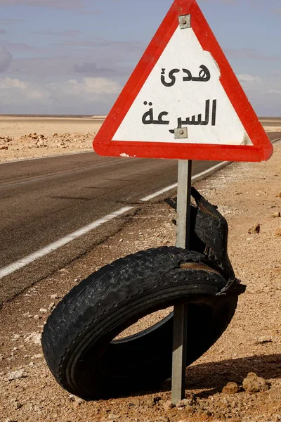 Marsa Matrouh Egyiptom Egy Teherautó Gumiabroncsa Van Egy Utcai Figyelmeztető — Stock Fotó