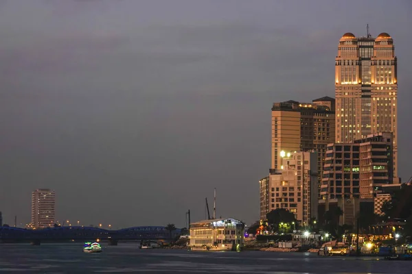 カイロ エジプト 日没時のスカイラインとナイル川 — ストック写真