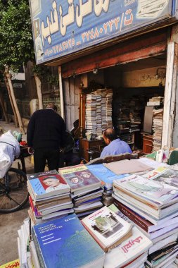 Kahire, Mısır. Dokki mahallesinde eski kitaplar satan bir kitapçı..