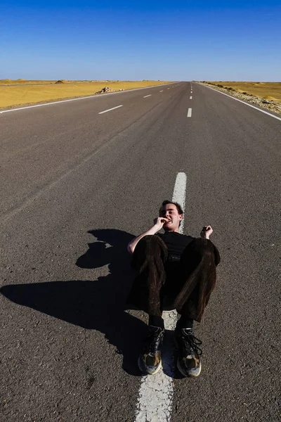 Marsa Matrouh Egito Jovem Deita Uma Estrada Deserta Saara — Fotografia de Stock