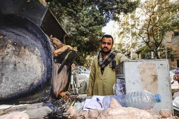 Cairo Egitto Uomo Che Vende Patate Dolci Forno Arrosto Forno — Foto Stock