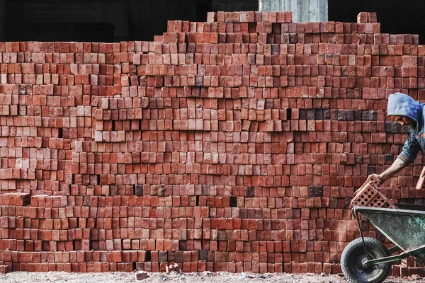 埃及开罗 一名工人在Dokki居民区的一个建筑工地上吊砖头 — 图库照片