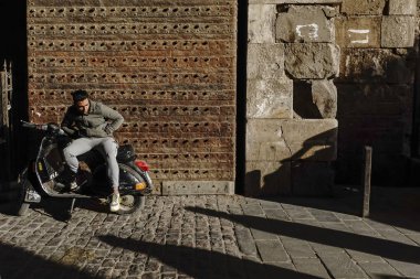 Kahire, Mısır. Meşgul Khan el-Khalili pazarının girişinde bir adam scooter 'da oturuyor.