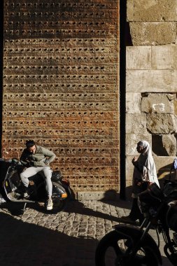 Kahire, Mısır. Meşgul Khan el-Khalili pazarının girişinde bir adam scooter 'da oturuyor.