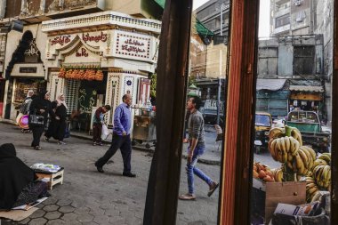 Kahire, Mısır yayaları Han el-Halili çarşısında aynaya yansıdı..