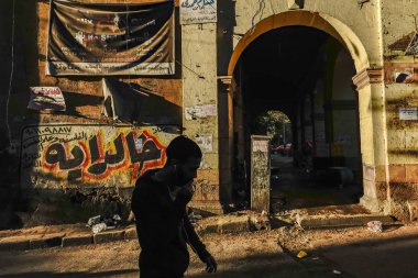 Kahire, Mısır yayaları Han el-Halili pazarında bir kemerin yanından geçtiler.