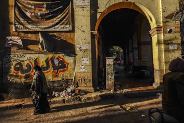 Kahire, Mısır yayaları Han el-Halili pazarında bir kemerin yanından geçtiler.