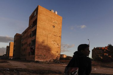 Marsa Matruh, Mısır Gün batımında arka sokakta bir çocuk.
