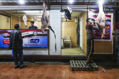 Marsa Matruh, Mısır. Kasapta et doğrayan bir adam..