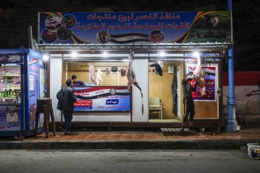 Marsa Matruh, Mısır. Kasapta et doğrayan bir adam..