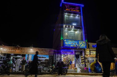 Siwa Oasis, Mısır, Şehir merkezindeki yoğun gece ve mağazalar.