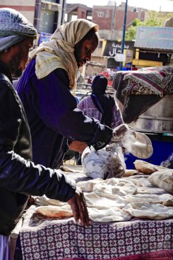 Siwa Oasis, Mısır 'daki Arap erkekler cuma günü ekmek alıyorlar..