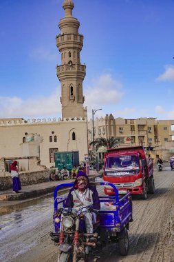 Siwa Oasis, Mısır Çamurlu ana cadde ve cami.