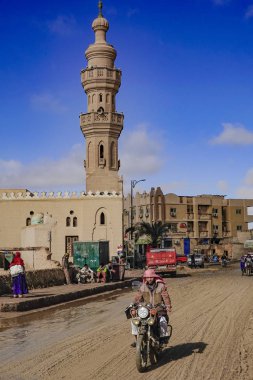 Siwa Oasis, Mısır Çamurlu ana cadde ve cami.