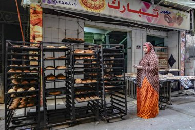 Kahire, Mısır, Şehrin Dokki bölgesindeki bir pastanenin önünde bir kadın duruyor..