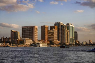 Kahire, Mısır, günbatımında Skyline ve Nil nehri.