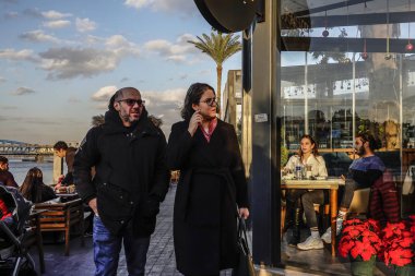 Kahire, Mısır, Gezira adasının sol kıyısındaki bir restoranda müşteriler.