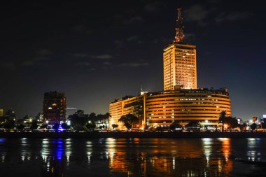 Kahire, Mısır, gece Skyline ve Nil nehri.