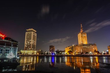 Kahire, Mısır, gece Skyline ve Nil nehri.