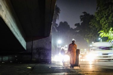 Kahire, Mısır sokak temizleyicisi geceleyin otoyolun kenarında..