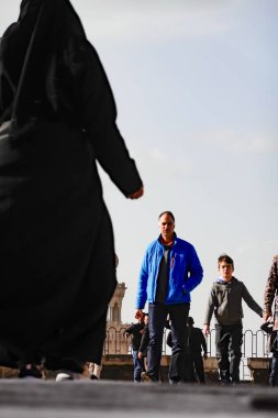 Kahire, Mısır Turistleri Muhammed Ali Camii 'nin ve arka planda Mescid-i Mahmûdîye Camii minaresinin bahçesinde yürüyorlar..