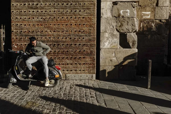 Cairo Egitto Uomo Siede Uno Scooter All Ingresso Del Occupato — Foto Stock