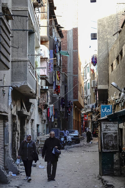 Каир, Египет Пешеходы на задних улицах оживленного Хан эль-Халили базар
.