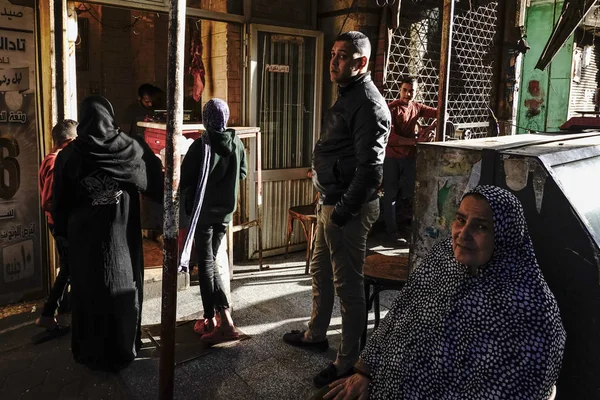 Cairo Egitto Gente Nel Occupato Bazar Khan Khalili Aspetta Fronte — Foto Stock