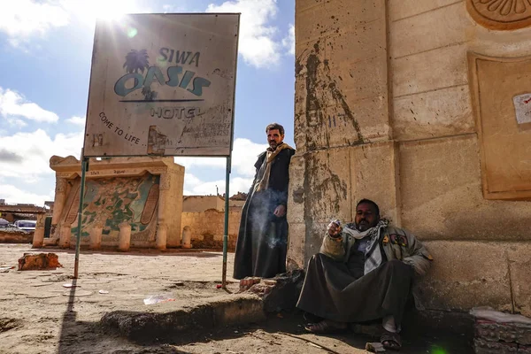 Siwa Oasis Egypt Muži Stojící Poblíž Cedule Siwa Oasis Centrálním — Stock fotografie