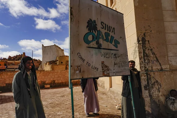 Siwa Oasis Egitto Uomini Piedi Vicino Segno Siwa Oasis Sulla — Foto Stock