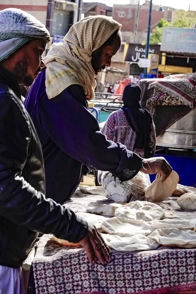 Siwa Oasis Egypt Arabové Pátečním Trhu Nakupují Chléb — Stock fotografie