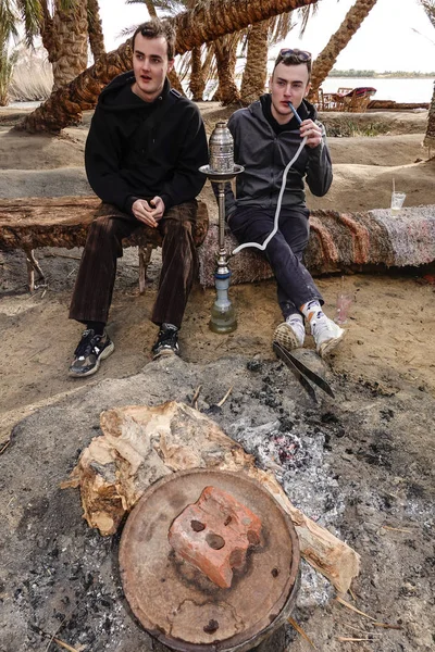 Siwa Oasis Egypt Two Men Smoke Shisha Pipe Campfire — ストック写真