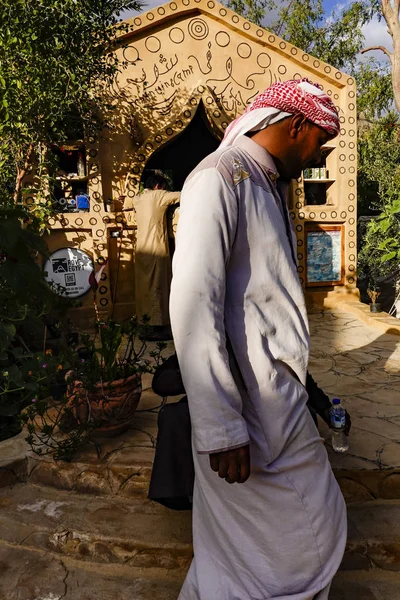 Siwa Oasis Egypt Arabský Muž Procházející Pouštní Zahradě — Stock fotografie