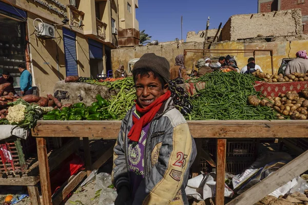 Siwa Oasis Egypt Chlapec Stojí Před Stánkem Zeleninou Pátečním Ranním — Stock fotografie