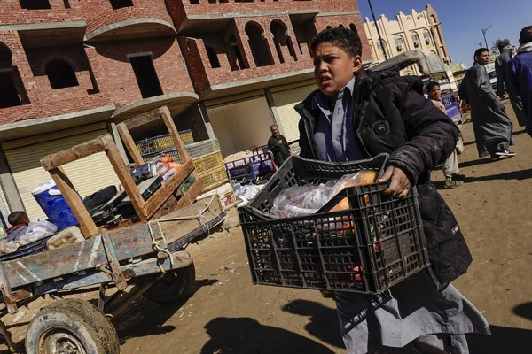 Siwa Oasis Egypt Chlapec Pátečním Trhu Pátek Ráno Nese Těžký — Stock fotografie