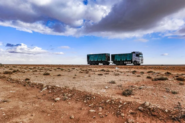 Marsa Matruh Egyiptom Egy Teherautó Egy Sivatagi Úton — Stock Fotó