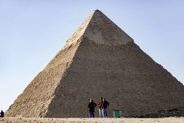 カイロ エジプトギザのピラミッドの敷地を訪れる人々 — ストック写真
