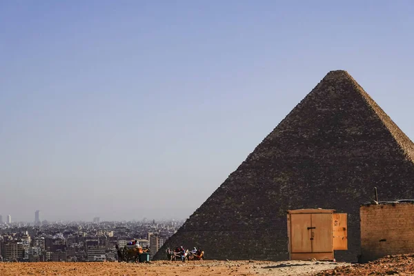 Kair Egipt Ludzie Odwiedzający Tereny Piramid Gizie — Zdjęcie stockowe
