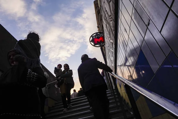 Kairó Egyiptom Kairói Metró Dokki Megállójánál Kiszálló Gyalogosok — Stock Fotó