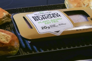 Bir paket Beyond Burger Plant tabanlı ocak üstünde hamburger ekmeği..