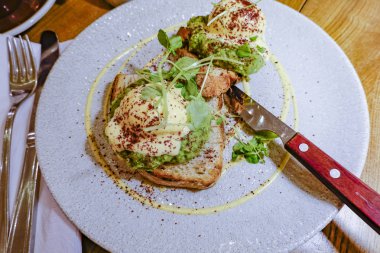 Stockholm, İsveç usulü Benedict usulü yumurta ve avokado.