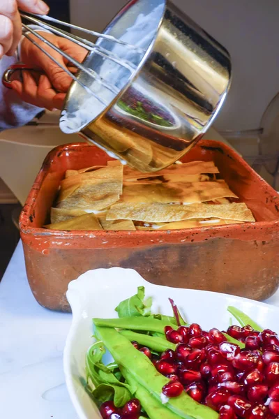Házi Készítésű Vegán Lasagna Bechamel Szósszal Gránátalma Salátával — Stock Fotó