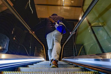 Tel Aviv, İsrail, Şehir merkezinde yürüyen merdivene binen bir adam.